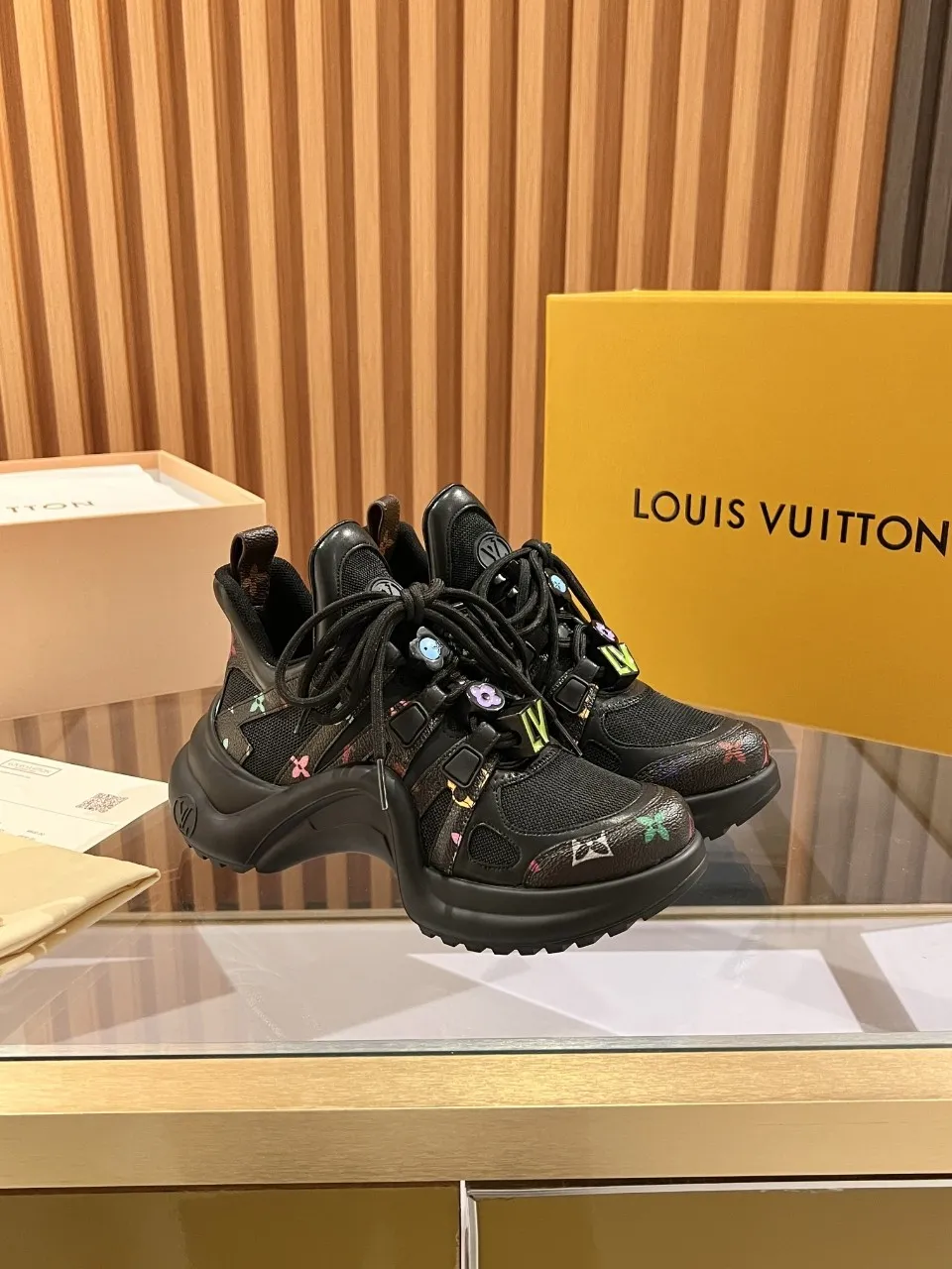👟👟Ex-factory price 720👟👟 This three-color LV is different. 2025 new Murakami Takashi co-branded black three-color LV fancy button model Archlight donkey brand hardware casual sports dad shoes with an increased heel height of about 5.5cm, 35-41 white letter buckle